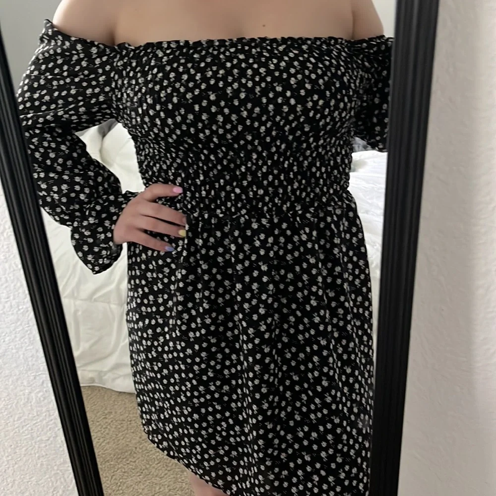 SOLD! AUW floral ruffled sleeves off the shoulder dress - Picture 14 of 16